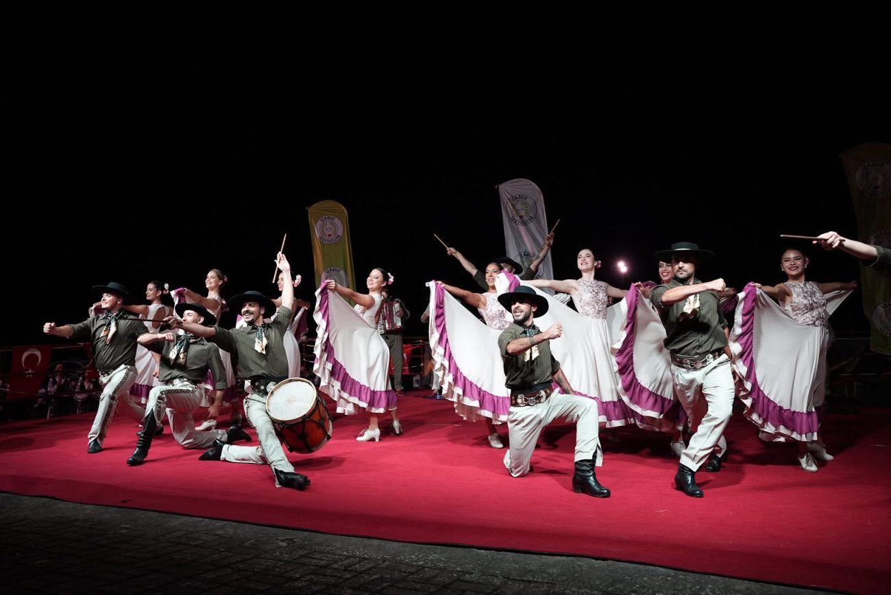 SUBAŞI’NDA KÜLTÜR ŞÖLENİ: TUFAG HALK DANSLARI GECESİ BÜYÜK BEĞENİ TOPLADI 1 SUBAŞI’NDA KÜLTÜR ŞÖLENİ: TUFAG HALK DANSLARI GECESİ BÜYÜK BEĞENİ TOPLADI