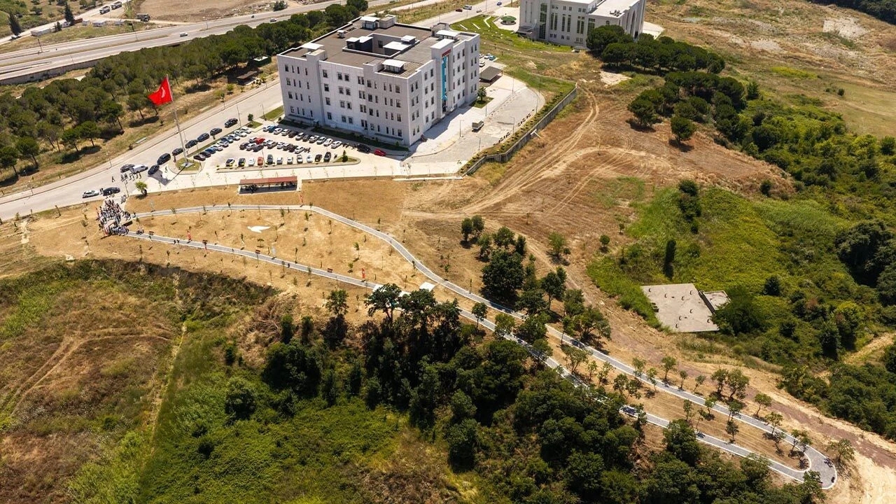 YALOVA ÜNİVERSİTESİ’NDE SEZAİ KARAKOÇ YÜRÜYÜŞ YOLU HİZMETE AÇILDI