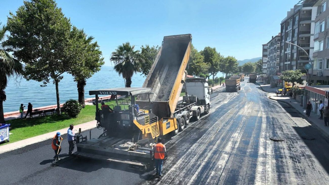 KARAMÜRSEL SAHİL YOLUNDA BÜYÜK DEĞİŞİM! 1,2 KİLOMETRELİK PLAJ YOLU CADDESİ YENİLENDİ 1 KARAMÜRSEL SAHİL YOLUNDA BÜYÜK DEĞİŞİM! 1,2 KİLOMETRELİK PLAJ YOLU CADDESİ YENİLENDİ