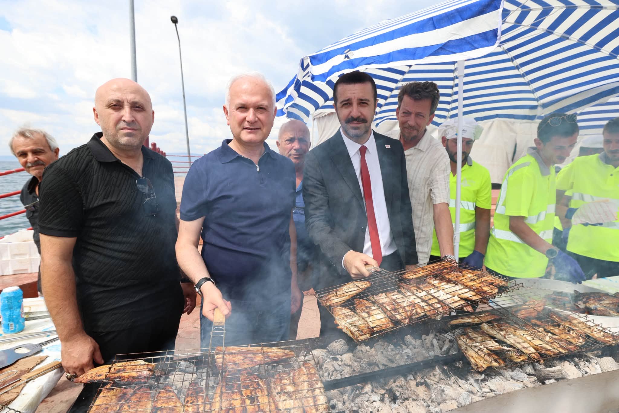 KARAMÜRSEL’DE BALIK BEREKETİ: 6 BİN BALIK-EKMEK DAĞITILDI