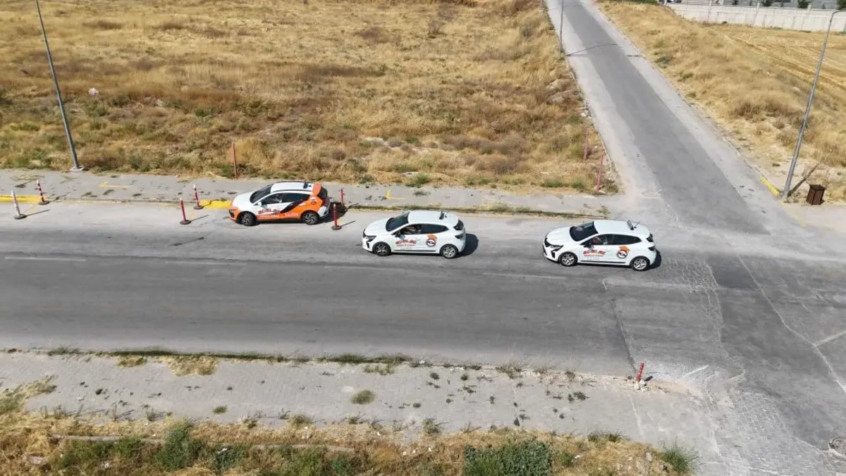 EHLİYET SINAVINDA EZBER DÖNEMİ SONA ERİYOR! DİREKSİYON SINAVI 1 SAATE ÇIKIYOR! 3 EHLİYET SINAVINDA EZBER DÖNEMİ SONA ERİYOR! DİREKSİYON SINAVI 1 SAATE ÇIKIYOR!