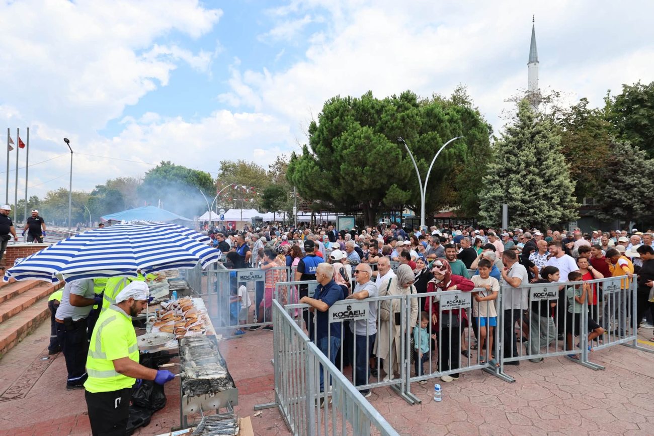 KARAMÜRSEL’DE BALIK BEREKETİ: 6 BİN BALIK-EKMEK DAĞITILDI 3 KARAMÜRSEL’DE BALIK BEREKETİ: 6 BİN BALIK-EKMEK DAĞITILDI
