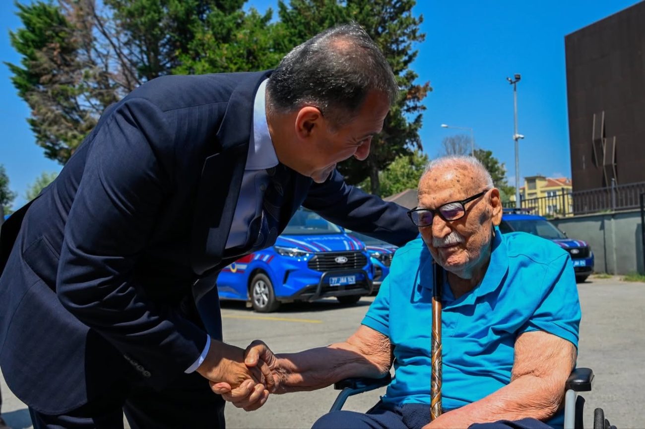 102 YAŞINDAKİ ASIRLIK ÇINARDAN VALİ USTA'YA DUYGULANDIRAN ZİYARET 2 102 YAŞINDAKİ ASIRLIK ÇINARDAN VALİ USTA'YA DUYGULANDIRAN ZİYARET