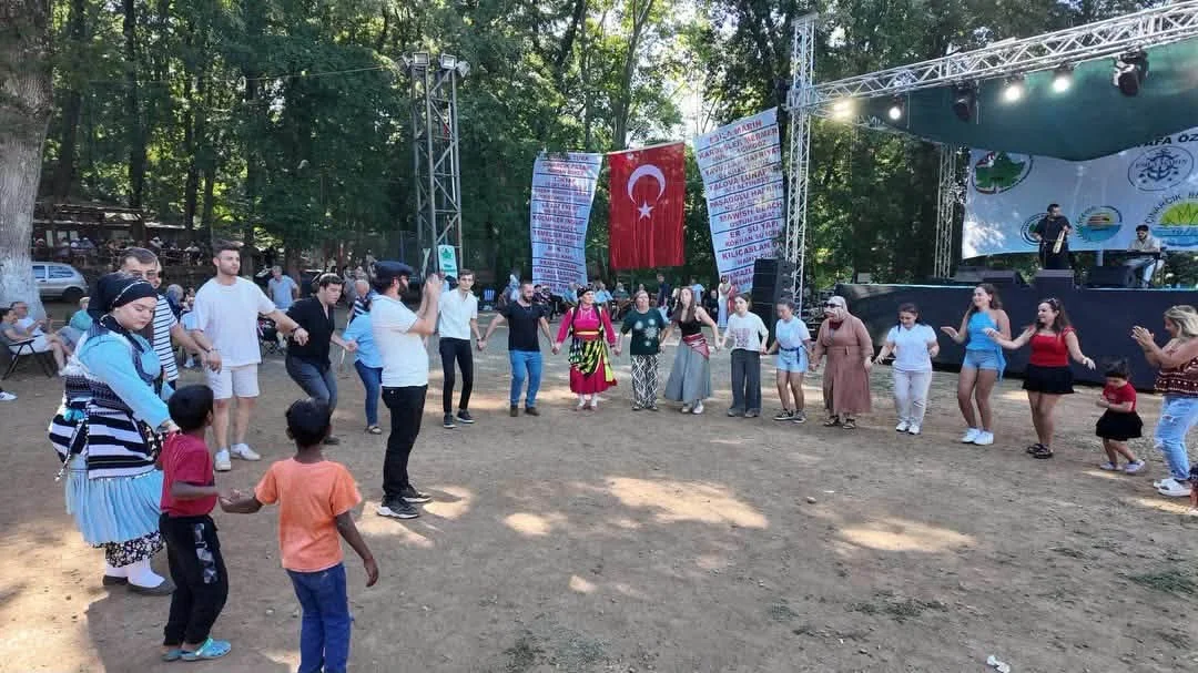 ÇINARCIK'TA KARADENİZ COŞKUSU! HASANBABA MESİRE ALANI HORON VE KEMENÇE SESLERİYLE ŞENLENDİ 3 ÇINARCIK'TA KARADENİZ COŞKUSU! HASANBABA MESİRE ALANI HORON VE KEMENÇE SESLERİYLE ŞENLENDİ