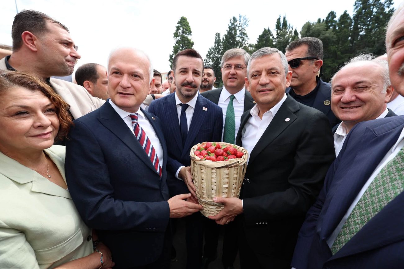 ÖZGÜR ÖZEL KARAMÜRSEL’DE VATANDAŞLARLA BULUŞTU: KENT MEYDANI DOLDU TAŞTI