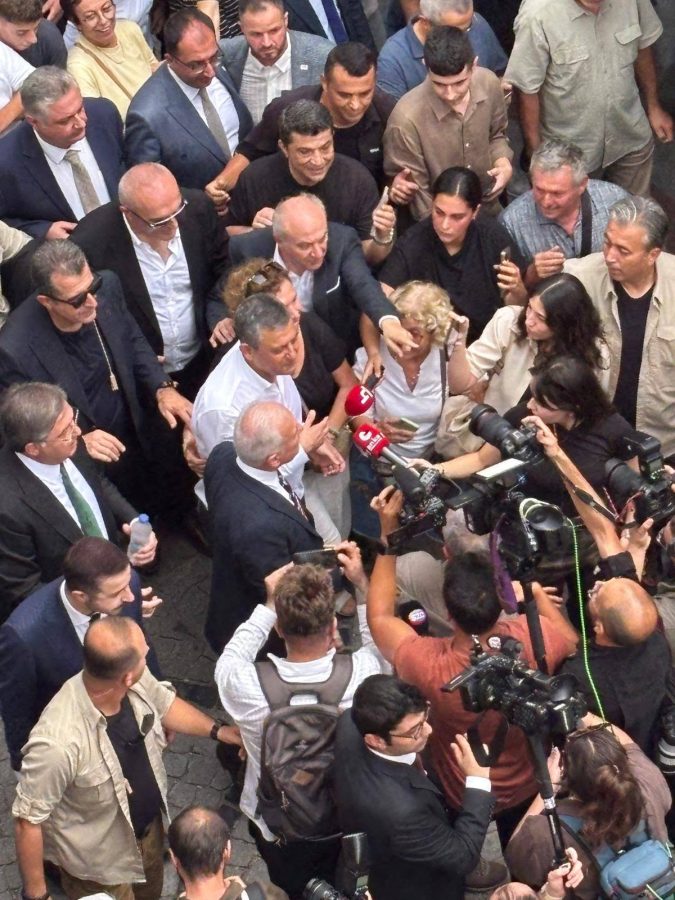 ÖZGÜR ÖZEL KARAMÜRSEL’DE VATANDAŞLARLA BULUŞTU: KENT MEYDANI DOLDU TAŞTI