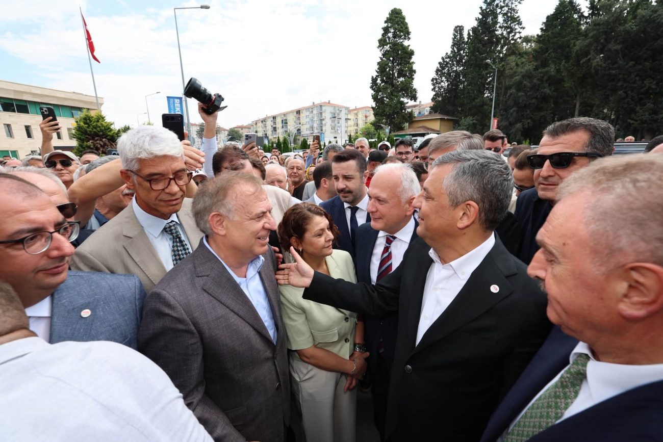 ÖZGÜR ÖZEL KARAMÜRSEL’DE VATANDAŞLARLA BULUŞTU: KENT MEYDANI DOLDU TAŞTI