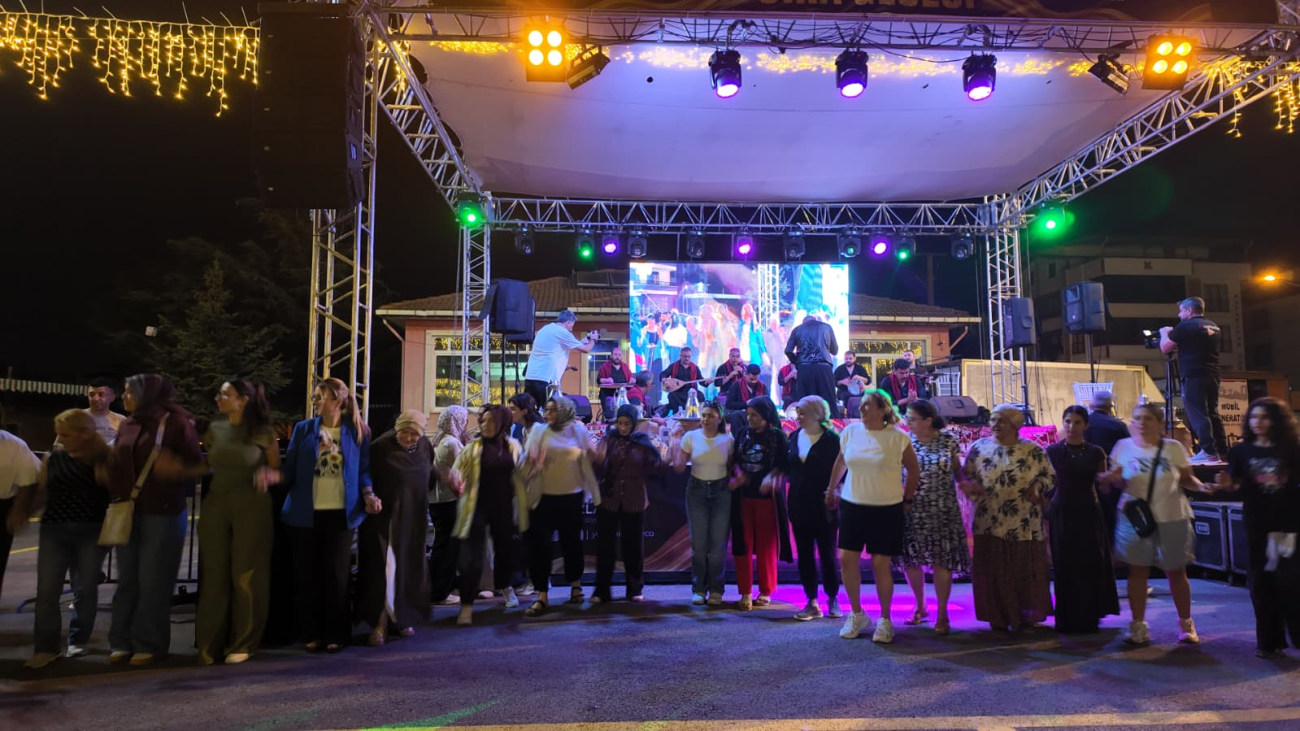 Altınova’da Türkü Gecesi Coşkusu! Mahmut Çap ve Ekibi Vatandaşları Buluşturdu 3 gorsel 2026 08 09 022930162