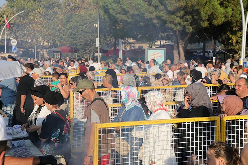 BAŞKAN ÇALIK, KARAMÜRSEL HALKINI FESTİVALE DAVET ETTİ