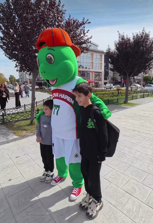 YALOVA SAHİLLERİNDE 'TOSTOS' RÜZGÂRI! YALOVA HAREMSPOR’UN MASKOTU GÖNÜLLERİ FETHETTİ 2 YALOVA SAHİLLERİNDE 'TOSTOS' RÜZGÂRI! YALOVA HAREMSPOR’UN MASKOTU GÖNÜLLERİ FETHETTİ