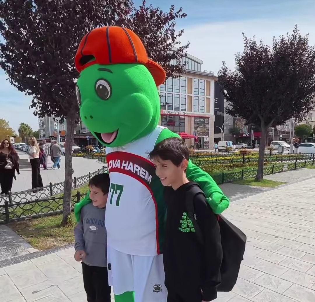 YALOVA SAHİLLERİNDE ‘TOSTOS’ RÜZGÂRI! YALOVA HAREMSPOR’UN MASKOTU GÖNÜLLERİ FETHETTİ
