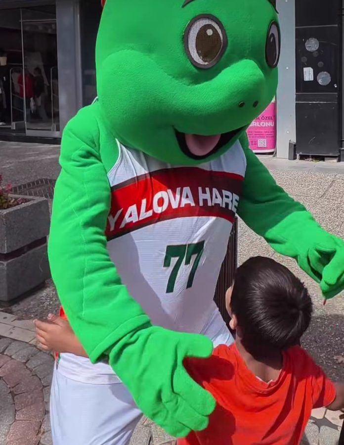 YALOVA SAHİLLERİNDE 'TOSTOS' RÜZGÂRI! YALOVA HAREMSPOR’UN MASKOTU GÖNÜLLERİ FETHETTİ 4 YALOVA SAHİLLERİNDE 'TOSTOS' RÜZGÂRI! YALOVA HAREMSPOR’UN MASKOTU GÖNÜLLERİ FETHETTİ