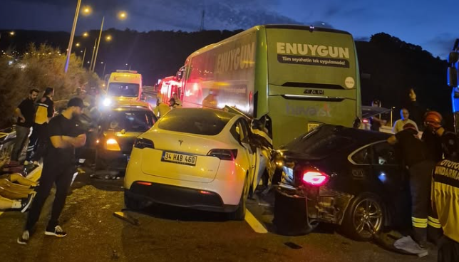 KILIÇ KAVŞAĞI’NDA ZİNCİRLEME KAZA: 7 ARAÇ BİRBİRİNE GİRDİ, 9 KİŞİ YARALANDI!