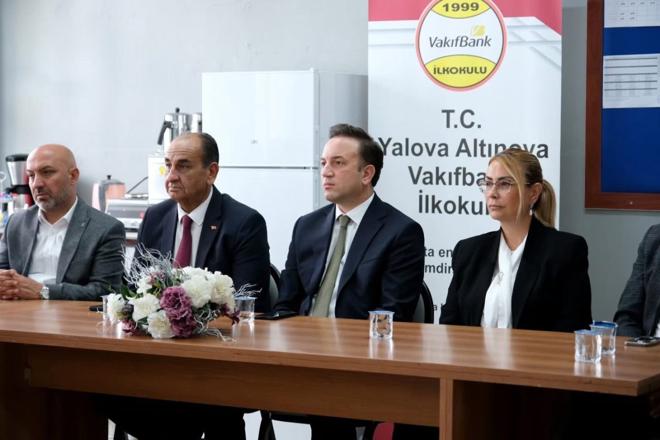 ALTINOVA’DA YENİ EĞİTİM YILI HEYECANI YAŞANDI.. PROTOKOL ÖĞRENCİLERLE BULUŞTU 2 ALTINOVA’DA YENİ EĞİTİM YILI HEYECANI YAŞANDI