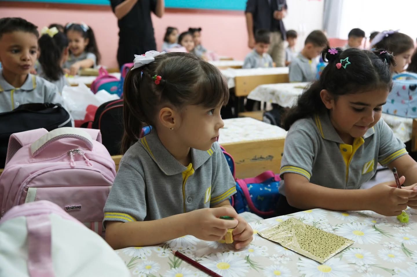 ALTINOVA’DA YENİ EĞİTİM YILI HEYECANI YAŞANDI.. PROTOKOL ÖĞRENCİLERLE BULUŞTU