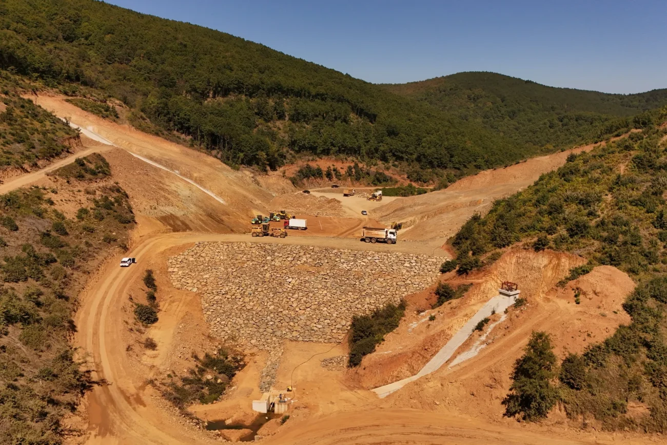 ARMUTLU’NUN SU GELECEĞİ İÇİN YENİ BARAJDA ÇALIŞMALAR HIZLANDI 2 ARMUTLU’NUN SU GELECEĞİ İÇİN YENİ BARAJDA ÇALIŞMALAR HIZLANDI