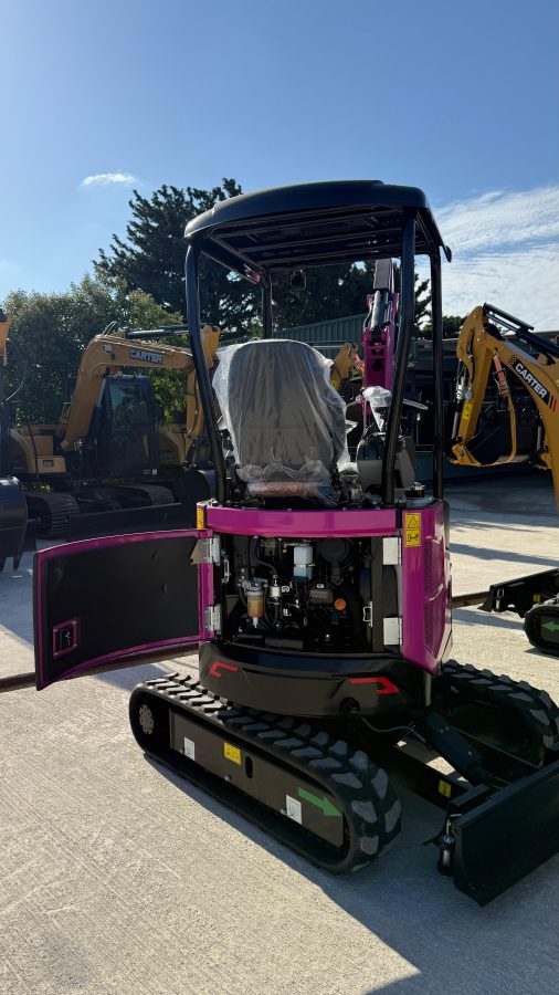 GÖRKEM MAKİNE’DEN FARKLI DOKUNUŞ! “PEMBE EKSKAVATÖR” DİKKAT ÇEKTİ 1 GÖRKEM MAKİNE’DEN FARKLI DOKUNUŞ! “PEMBE EKSKAVATÖR” DİKKAT ÇEKTİ
