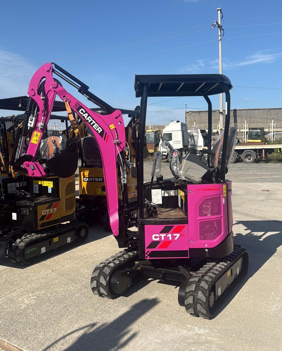 GÖRKEM MAKİNE’DEN FARKLI DOKUNUŞ! “PEMBE EKSKAVATÖR” DİKKAT ÇEKTİ