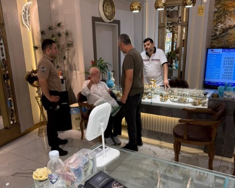 YALOVA’DA KUYUMCUNUN DİKKATİ 81 YAŞINDAKİ VATANDAŞI MİLYONLUK DOLANDIRICILIKTAN KURTARDI