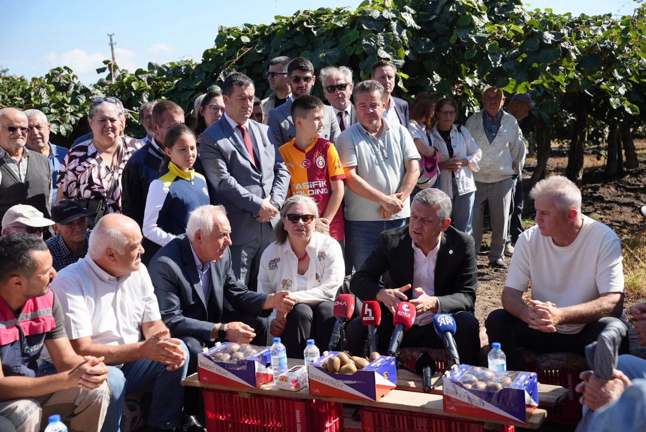 YENİ PARTİ LİDERİ ÖZEL, SUBAŞI’NDA KİVİ ÜRETİCİLERİYLE BULUŞTU.. “KİVİYİ 40 LİRAYA ALIP, 350 LİRAYA SATIYORLAR” 2 YENİ PARTİ LİDERİ ÖZEL, SUBAŞI’NDA KİVİ ÜRETİCİLERİYLE BULUŞTU.. “KİVİYİ 40 LİRAYA ALIP, 350 LİRAYA SATIYORLAR”