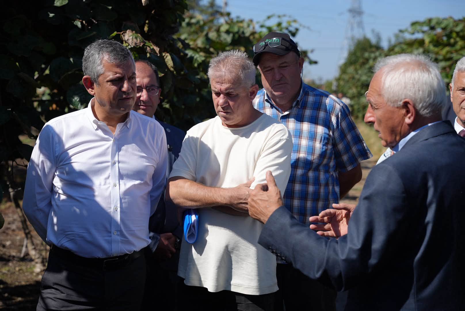 YENİ PARTİ LİDERİ ÖZEL, SUBAŞI’NDA KİVİ ÜRETİCİLERİYLE BULUŞTU.. “KİVİYİ 40 LİRAYA ALIP, 350 LİRAYA SATIYORLAR”