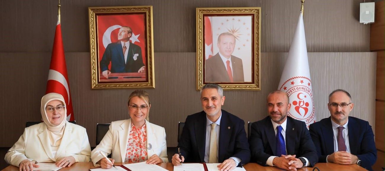 ALTINOVA’YA SPOR YATIRIMLARINDA ÇİFTE MÜJDE: FUTBOL SAHASI VE YARI OLİMPİK HAVUZ GELİYOR